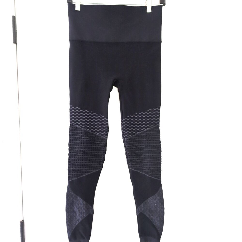 EUC Spanx Look at Me Now Moto Seamless Ankle Leggings Size M Black Grey Textured